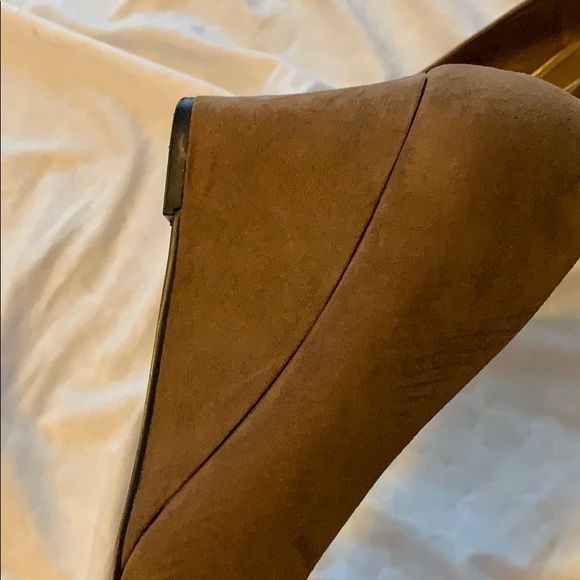 Simply styled brown suede heels - Picture 6 of 7
